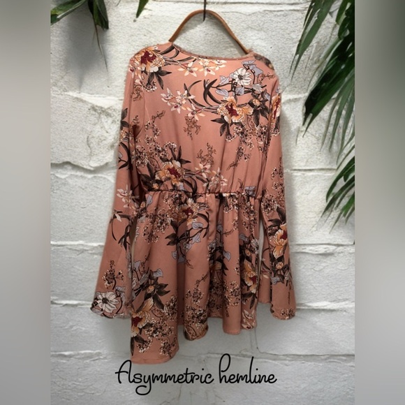 Very Pretty Feminine Floral Top/Mini Dress Asymmetric Hem Bell Sleeves Size XL - Picture 2 of 6